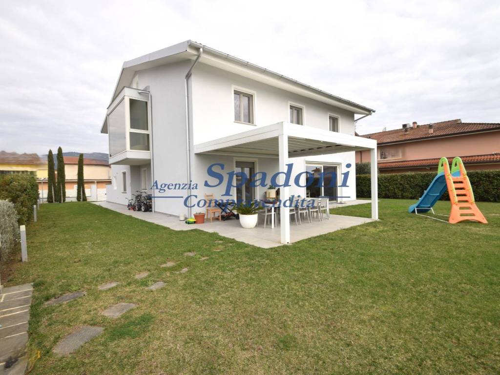 Villa a Massa e cozzile in Via Filippo Turati, 3 - Foto 2
