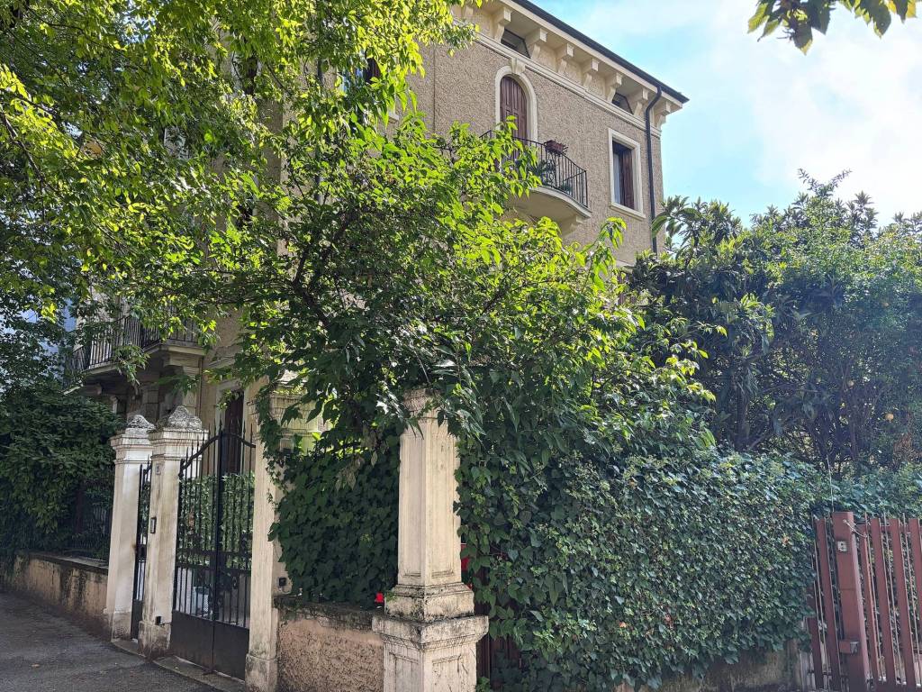 Appartamento a Verona in Via del Risorgimento, 19 - Foto 5