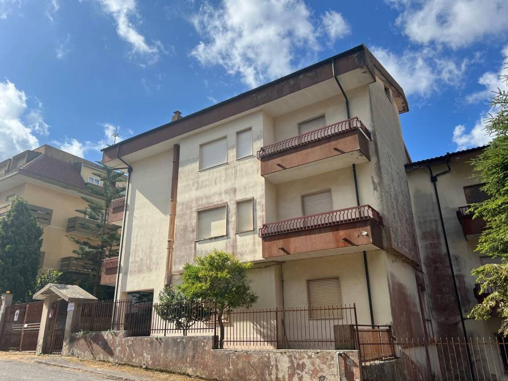 Palazzo / stabile a Vibo valentia in Via Grazia Deledda, 9 - Foto 2