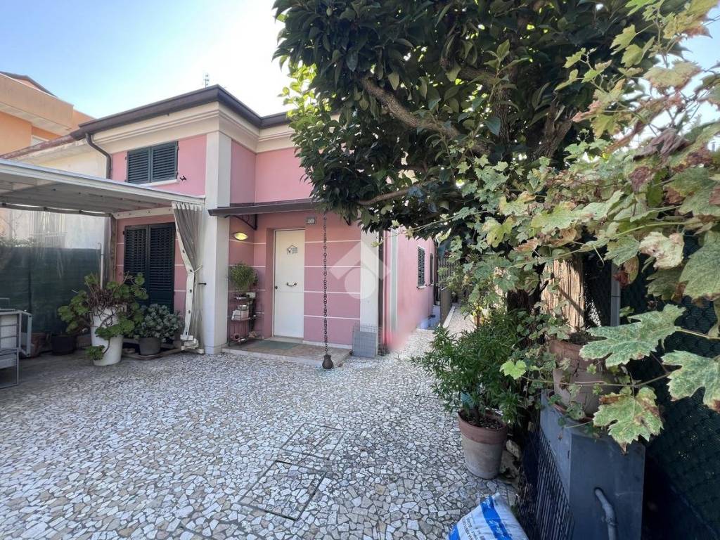 Villa a Rimini in Viale Giacinto Martinelli, 26 - Foto 2
