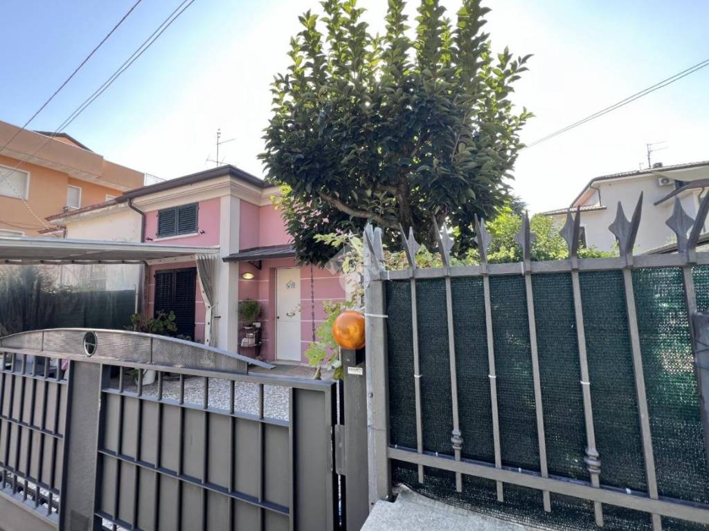 Villa a Rimini in Viale Giacinto Martinelli, 26 - Foto 3