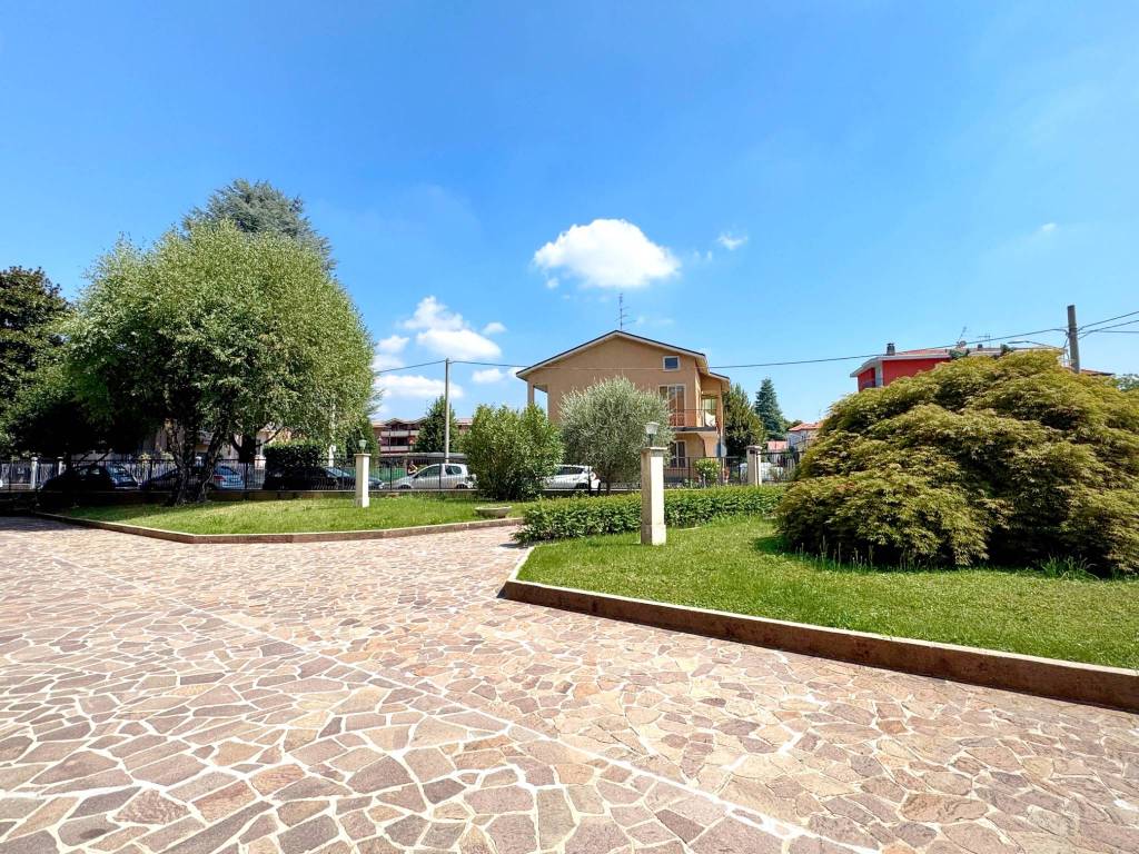 Appartamento a Tradate in Via Papa Giovanni XXIII, 1 - Foto 2