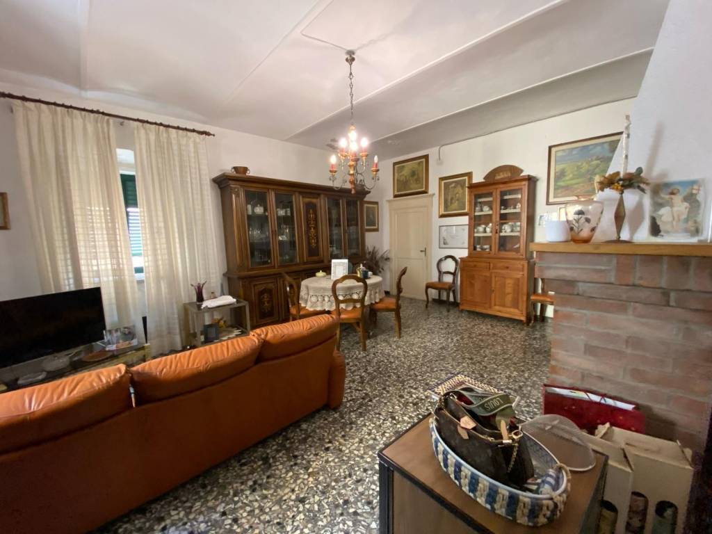 Appartamento a Castagneto carducci in Via Vittorio Emanuele, 41 - Foto 2