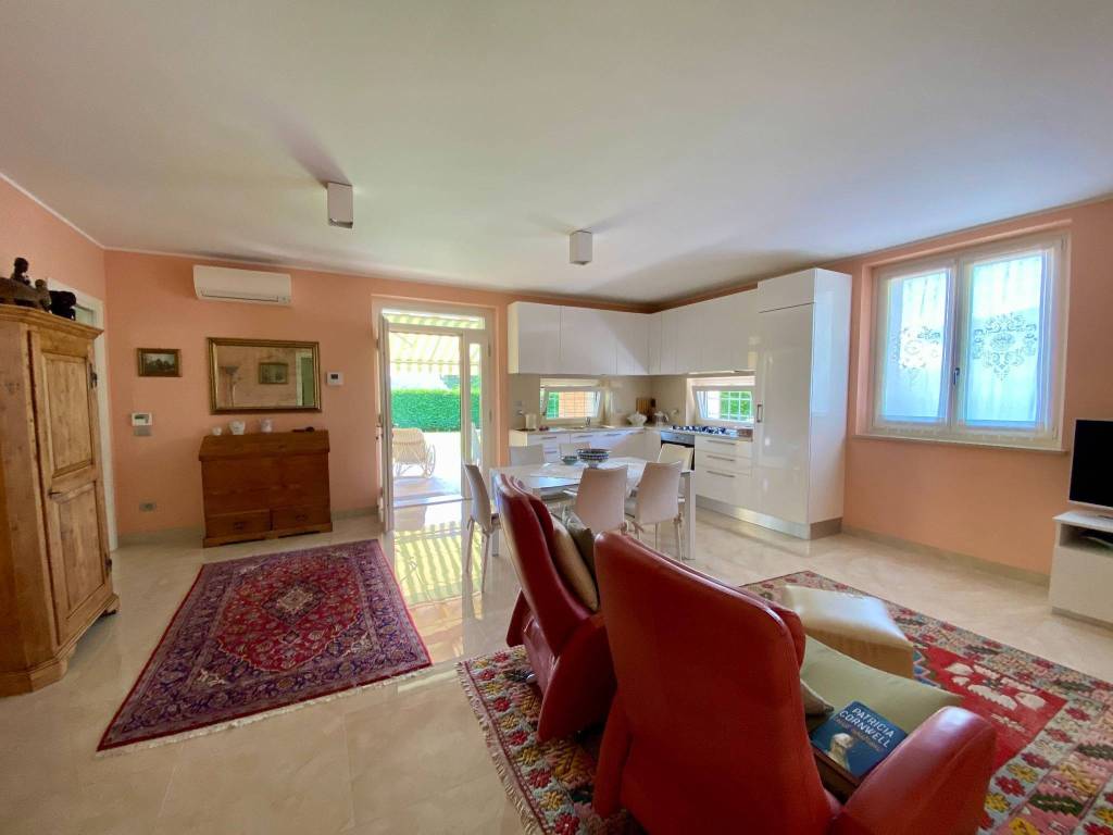 Villa a Caprino veronese in PIAZZA STRINGA, 13 - Foto 2