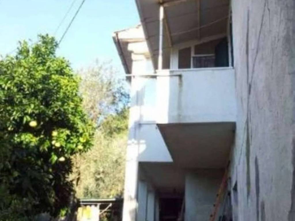 Rustico / casale a Follo in Via I° Maggio S.N.C. - Foto 2