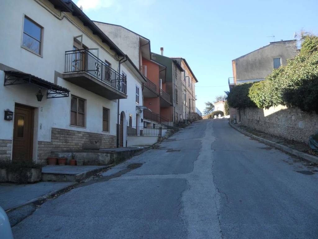 Villa a Magliano de' marsi in Via Fonte S.N.C. - Foto 2
