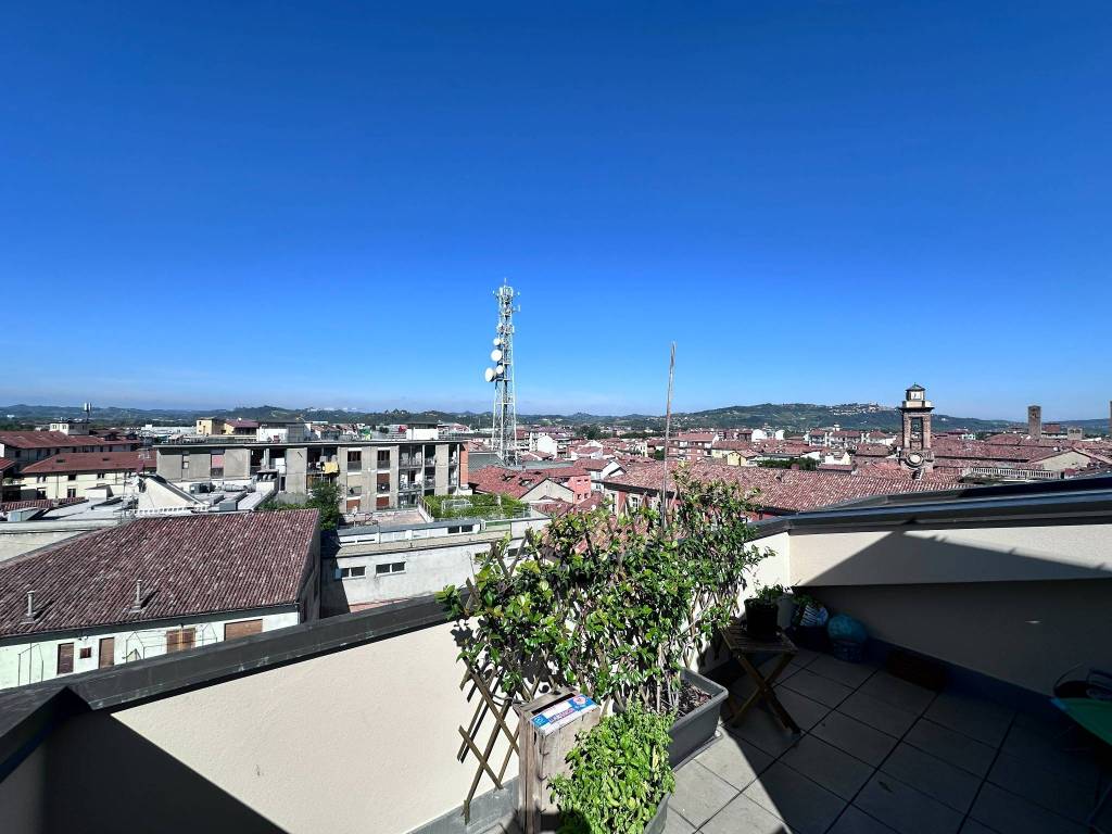 Appartamento a Alba in Via Vittorio Emanuele, 40 - Foto 2