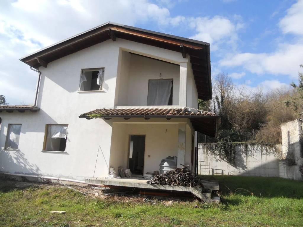 Villa a Scurcola marsicana in Via Fonte Ciofani S.N.C. - Foto 2