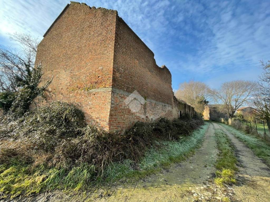 Rustico / casale a Cornale e bastida in Via Enzo Mangiarotti, 41 - Foto 2
