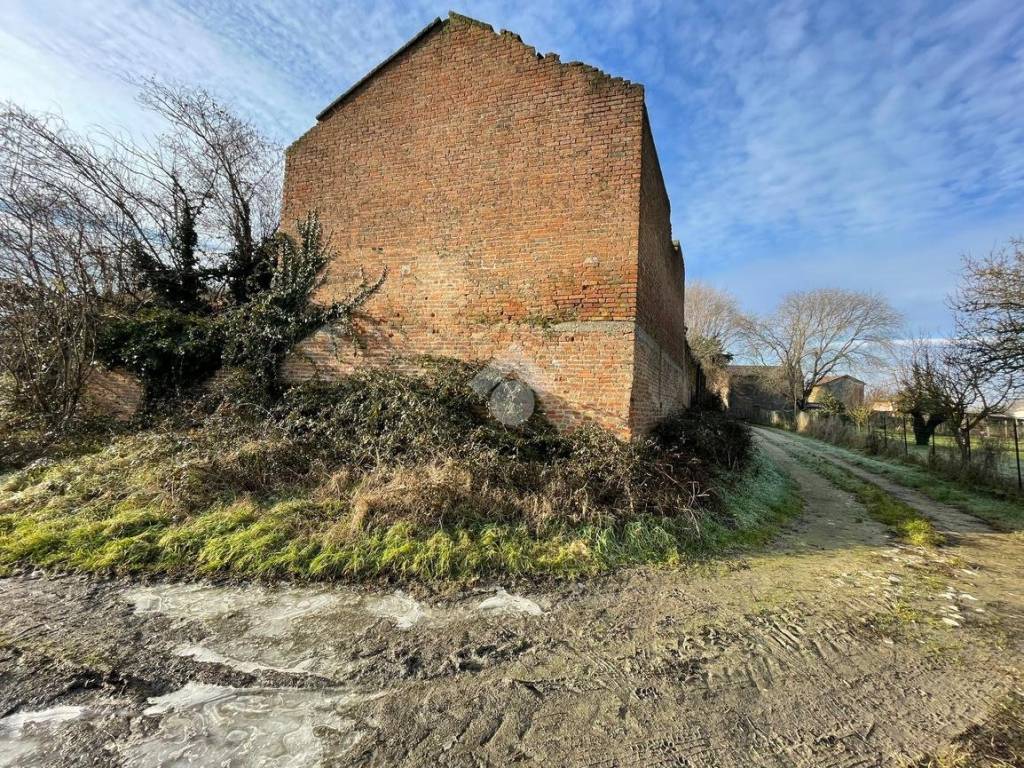 Rustico / casale a Cornale e bastida in Via Enzo Mangiarotti, 41 - Foto 3