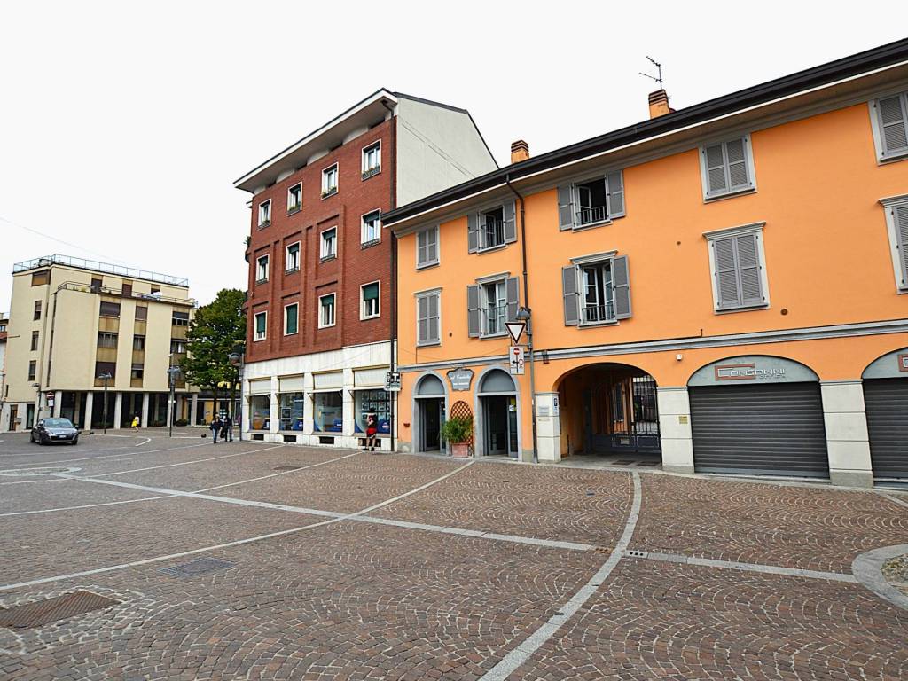 Appartamento a Merate in Piazza Giulio Prinetti, 29 - Foto 2