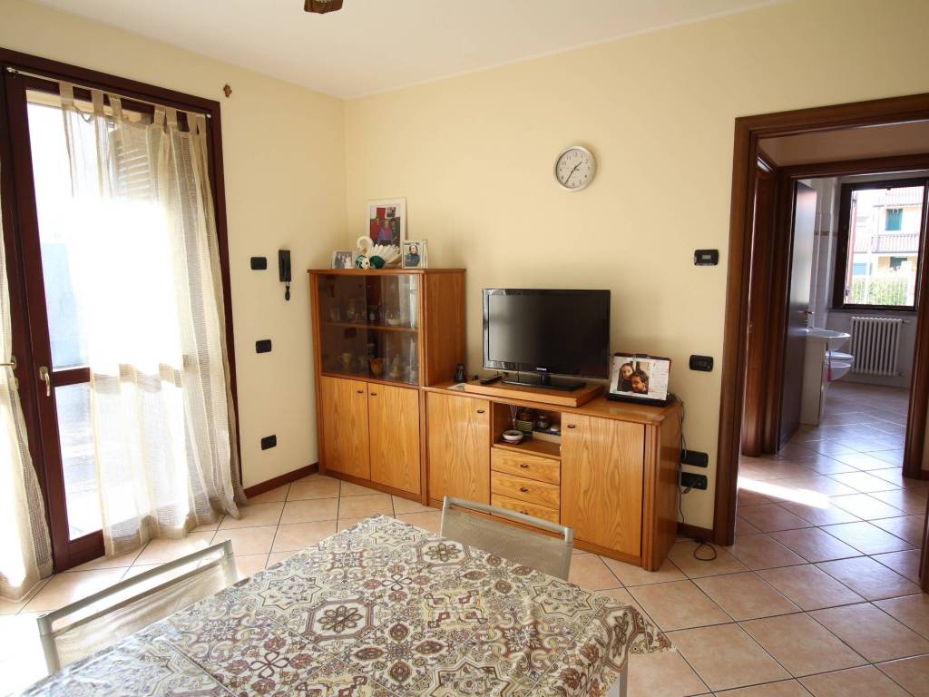 Appartamento a Barzanò in Via Papa Giovanni XXIII - Foto 4