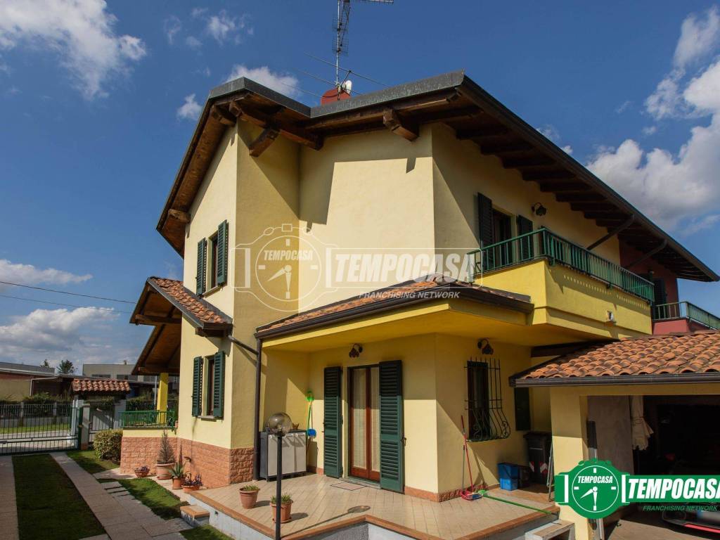 Villa a Momo in Via Provinciale 21/B - Foto 2