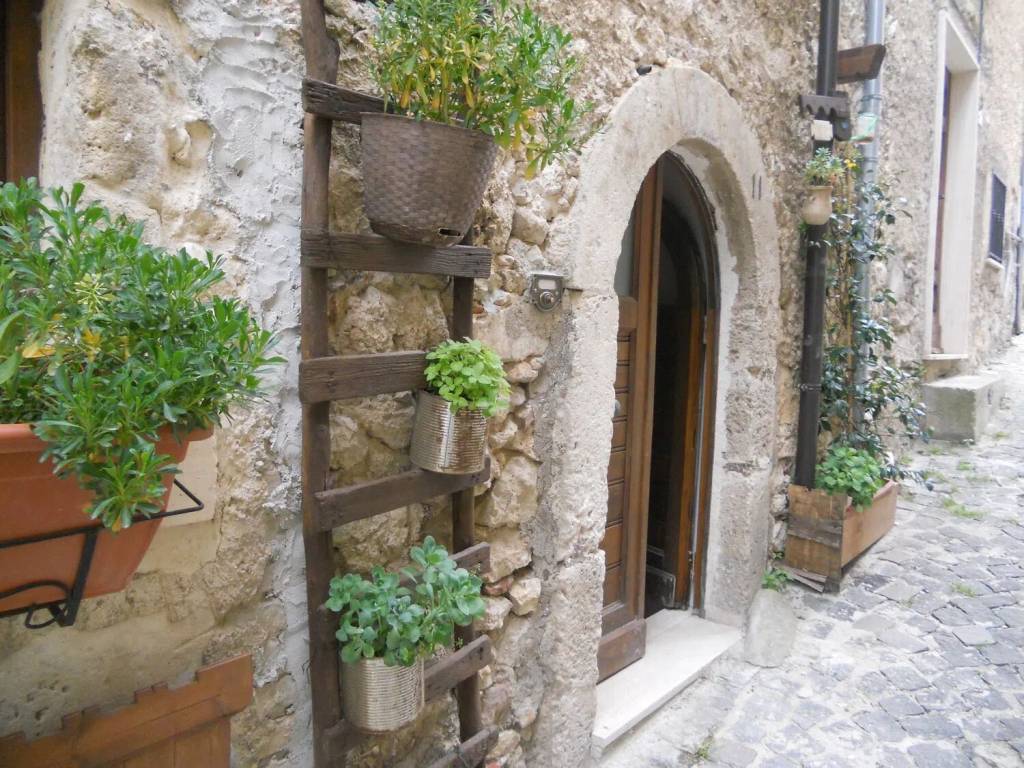 Villa a Scurcola marsicana in Via M. A. Colonna, 11 - Foto 2