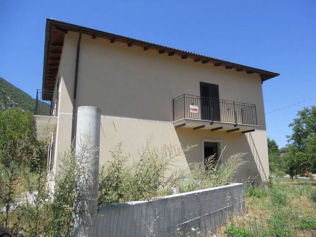 Villa a Capistrello in Via Salcito S.N.C. - Foto 2