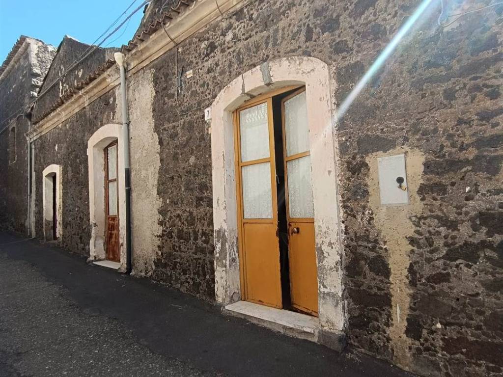 Casa indipendente a Nicolosi in via Piave , 7 - Foto 2