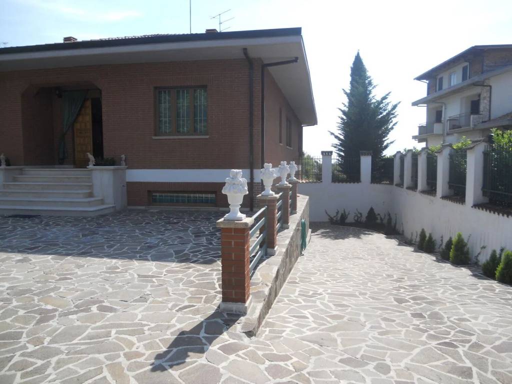 Villa a Avezzano in Via Giovanni Da Verrazzano, 3 - Foto 2