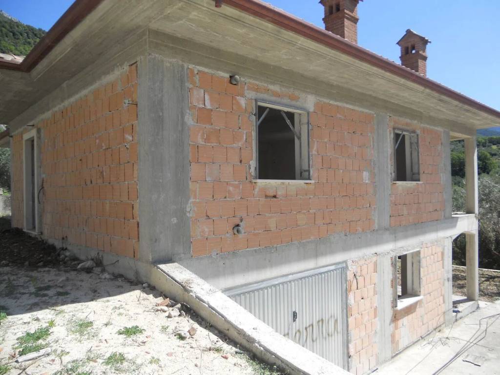 Villa a San vincenzo valle roveto in Via Ravara S.N.C. - Foto 3