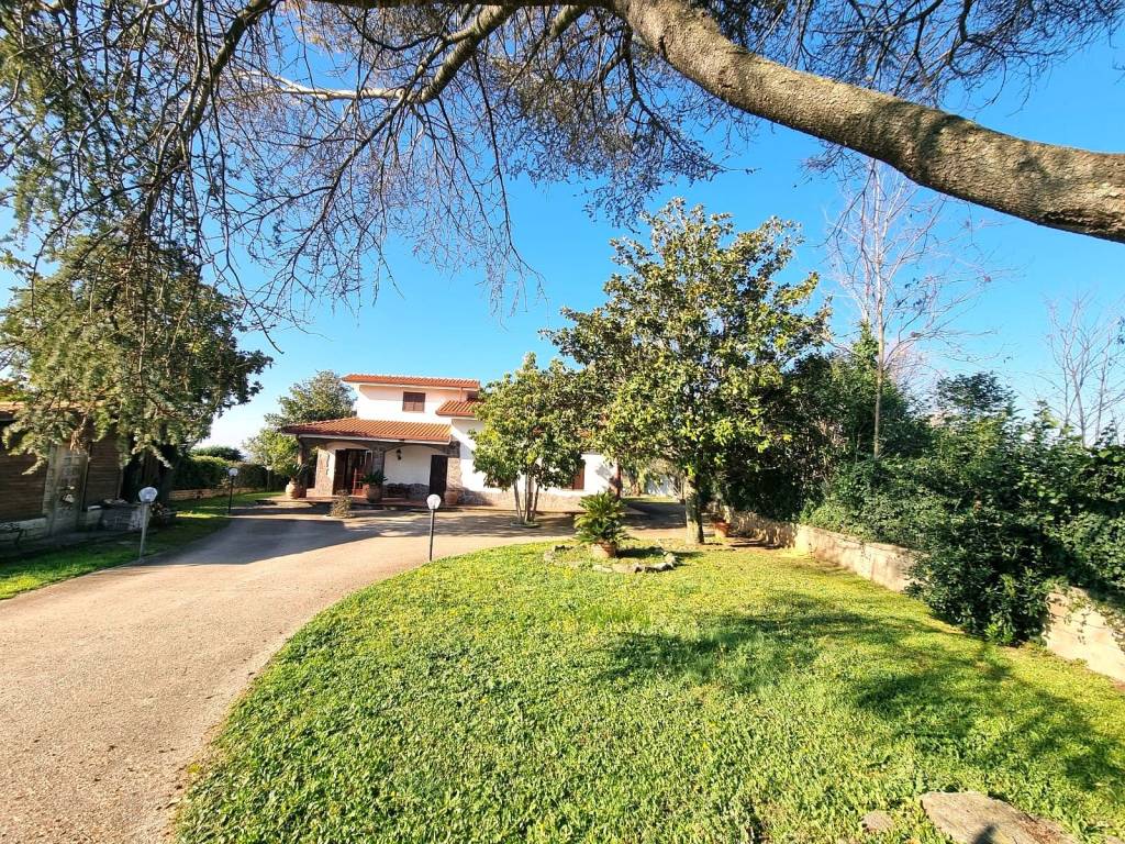 Villa a Aprilia in Via Sobretta - Foto 2