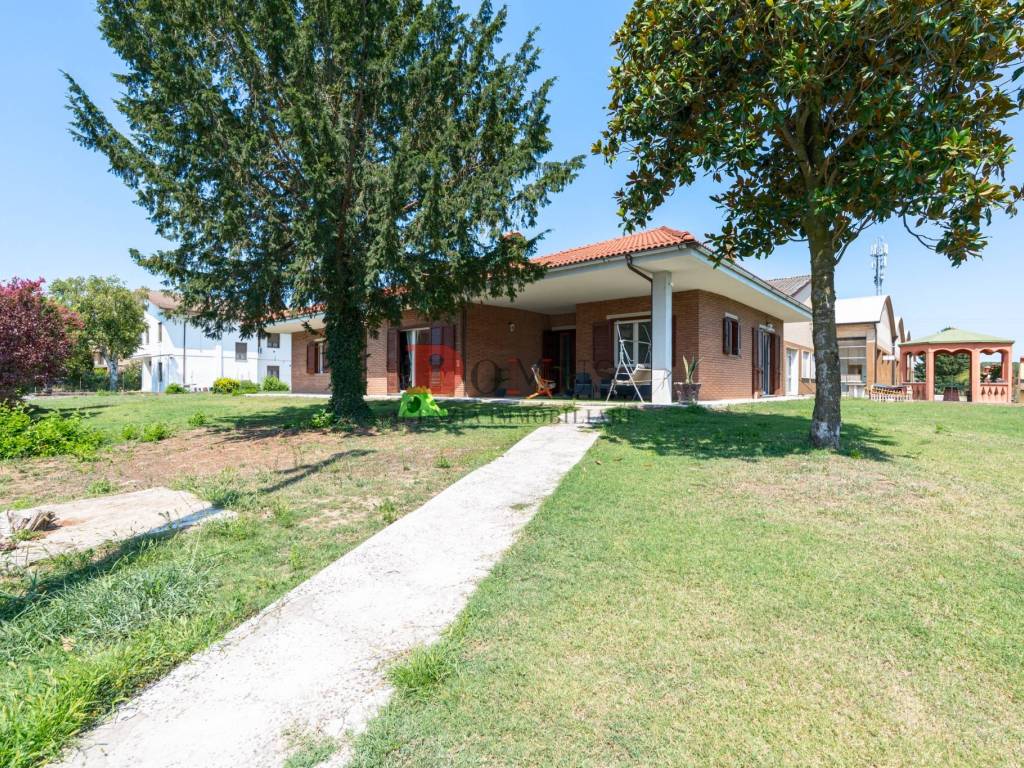 Villa a Roncoferraro in Via Montello, 2 - Foto 2