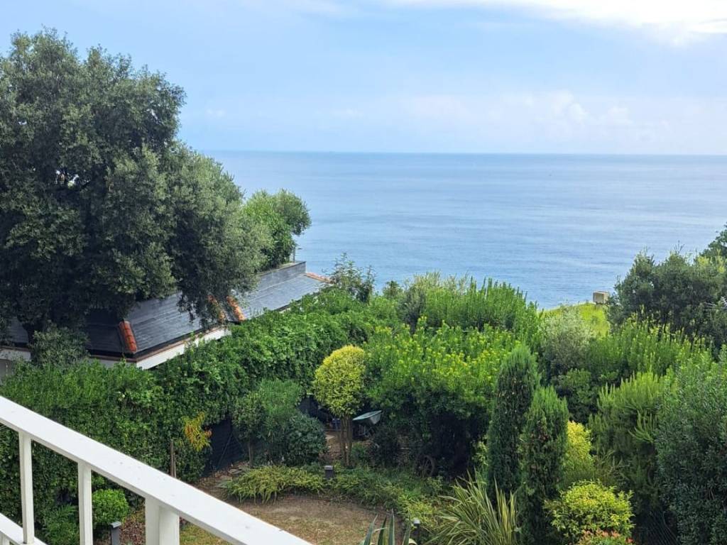 Appartamento a Arenzano in Via Punta del Gabbiano, 12 - Foto 2
