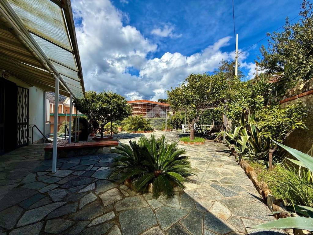 Villa a Andora in Via Sant' Ambrogio, 40 - Foto 2