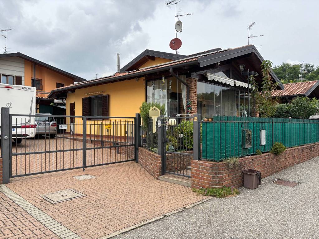 Villa a Invorio in Via Cesare Battisti - Foto 2