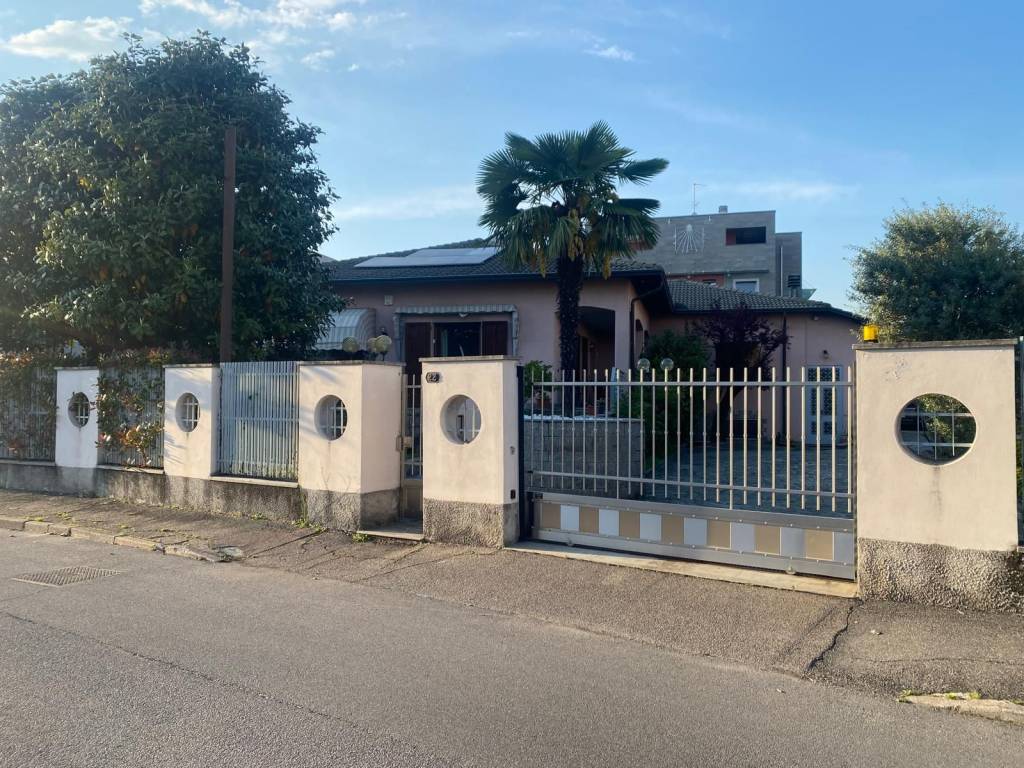 Villa a Saronno in Via Vecchia per Ceriano, 22 - Foto 4