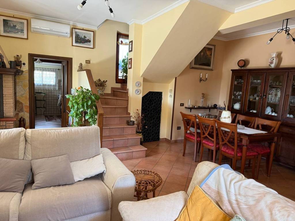 Villa a Aprilia in Via Ofanto - Foto 3