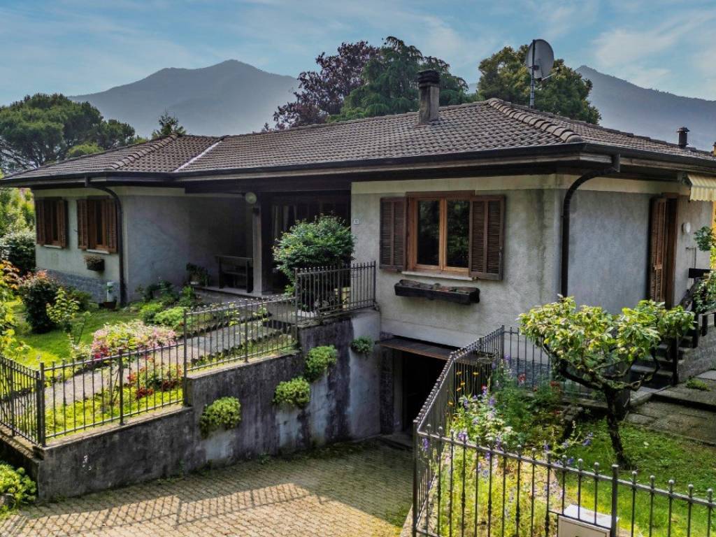 Villa a Castelveccana in via giuseppe fanciulli, 10 - Foto 2