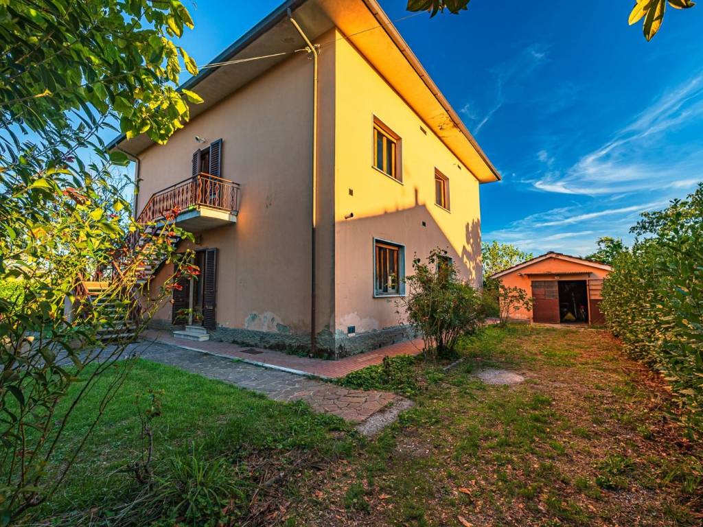 Villa a Massa e cozzile in Via Giacomo Leopardi - Foto 2