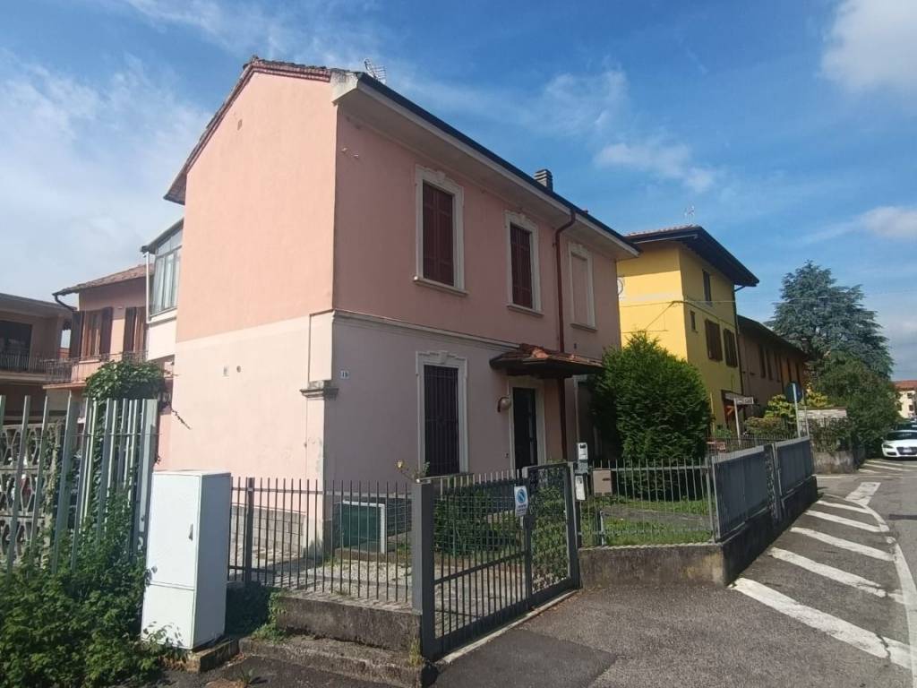 Villa a Cardano al campo in Via Fratelli Spotti, 19 - Foto 2
