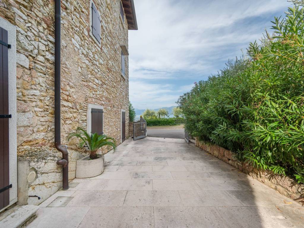 Appartamento a Torri del benaco in Viale Fratelli Lavanda, 3 - Foto 4