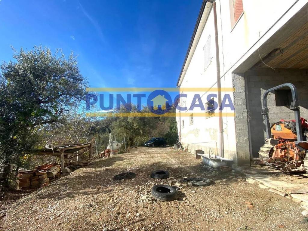 Rustico / casale a Teramo in Contrada Cerreto S.N.C. - Foto 3