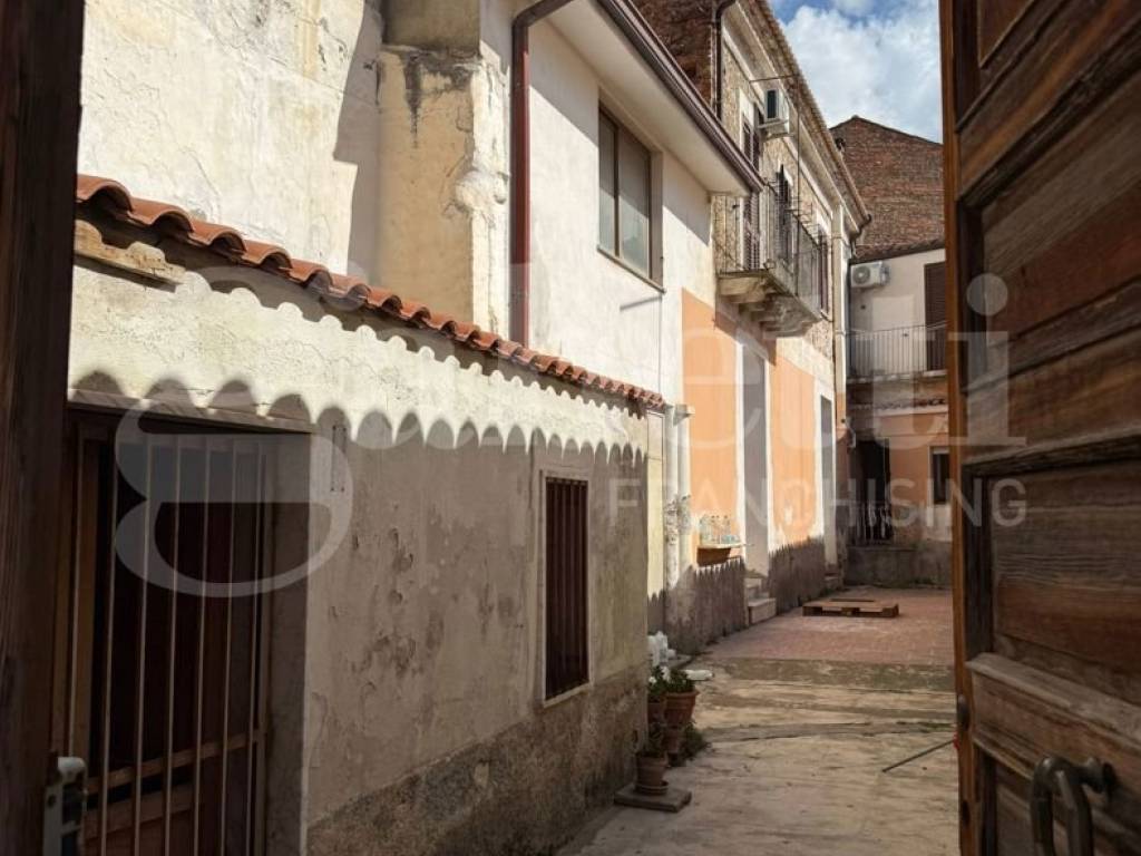 Palazzo / stabile a Lamezia terme in Via Salvo D'acquisto, 1 - Foto 2