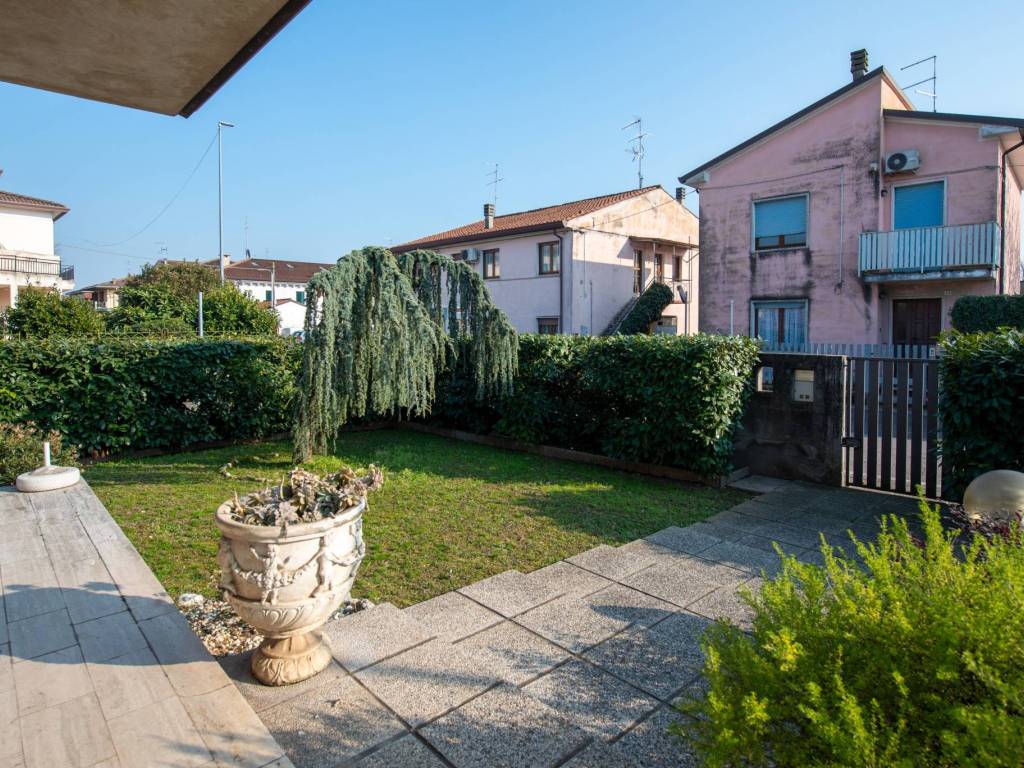Appartamento a San giovanni lupatoto in Via Scaiole - Foto 2