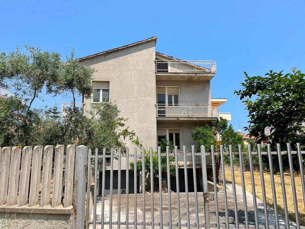 Casa indipendente a Roseto degli abruzzi in Via Ugo La Malfa - Foto 4