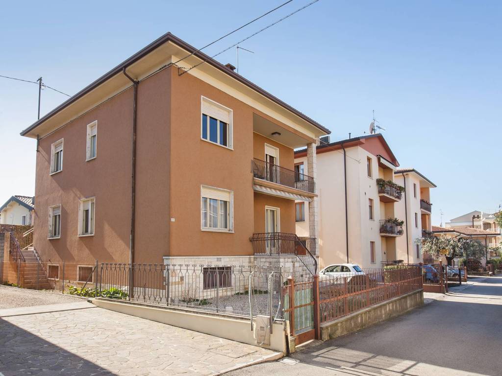 Villa a Bardolino in Via Francesco Petrarca - Foto 2
