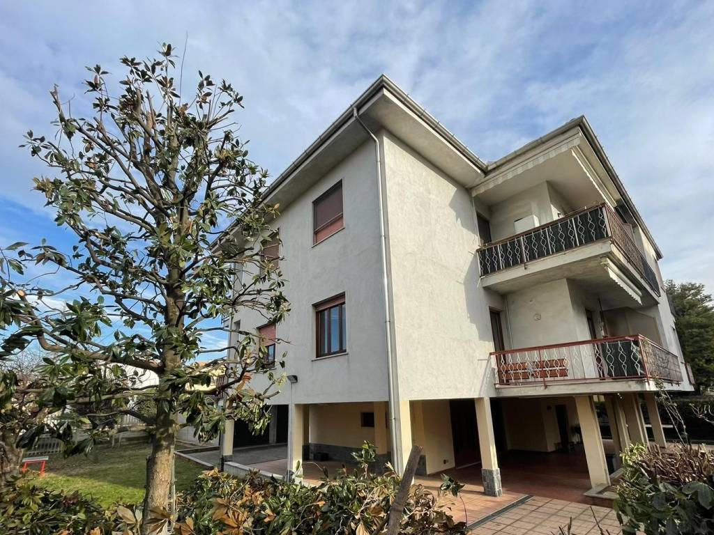 Appartamento a Saronno in Via Padre Luigi Sampietro - Foto 2