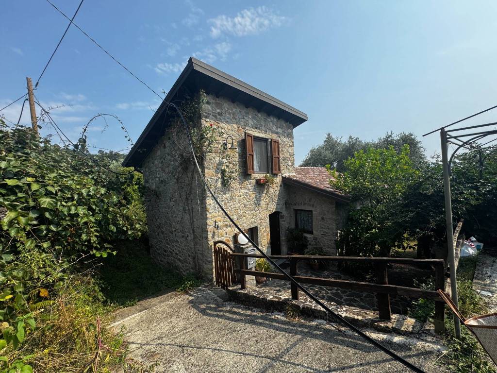 Villa a Follo in Via Brigate Partigiane, 2 - Foto 2