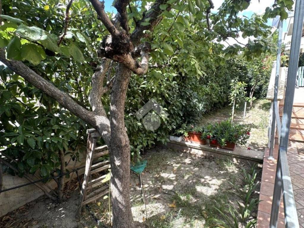 Villetta a schiera a Canosa di puglia in Via Grazia Deledda - Foto 2