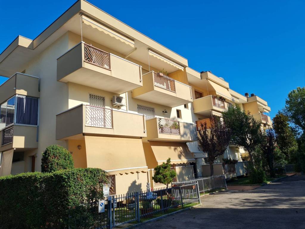 Appartamento a Riccione in Viale Santorre di Santarosa, 41 - Foto 2