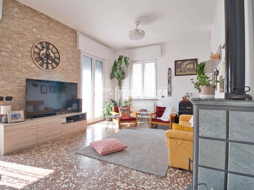 Villa a Galliate in Via Edmondo de Amicis - Foto 2