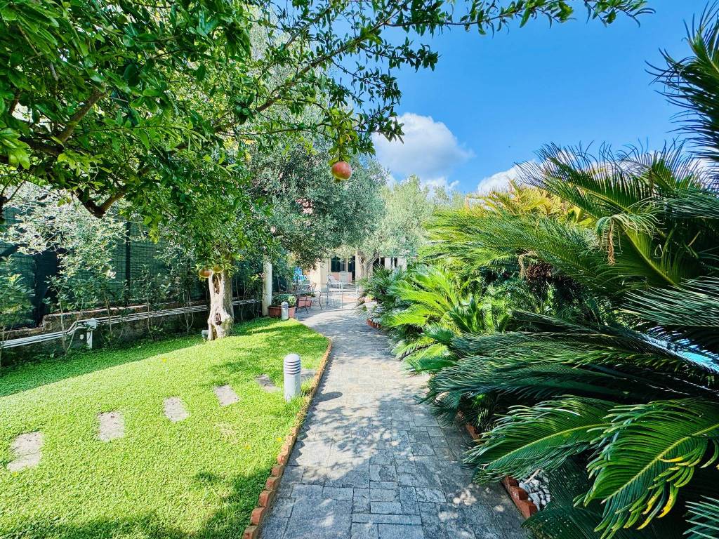 Villa a Albissola marina in Via A. Massardo, 50 - Foto 2