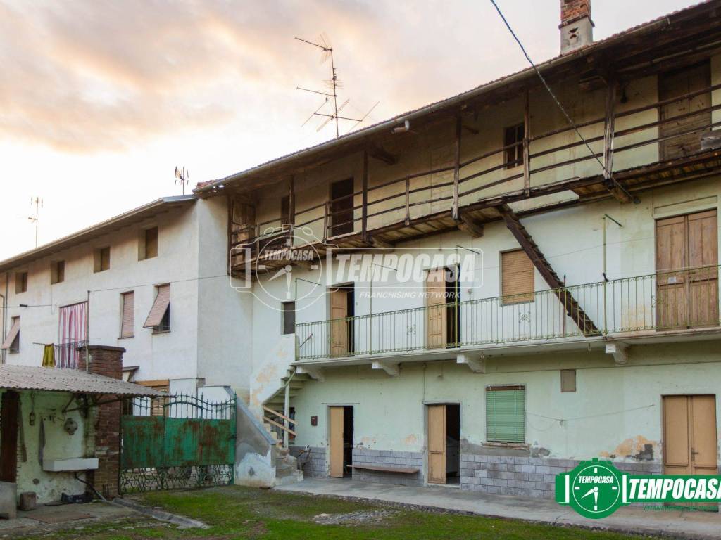 Casa indipendente a Momo in Via Carlo Boniperti 39 - Foto 2