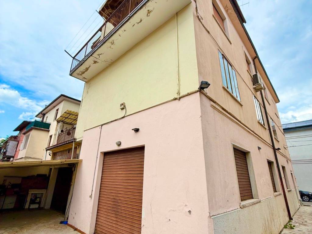 Palazzo / stabile a Verona in Via Pietro Cossali, 6 - Foto 2