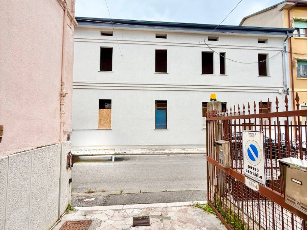 Palazzo / stabile a Verona in Via Pietro Cossali, 6 - Foto 4