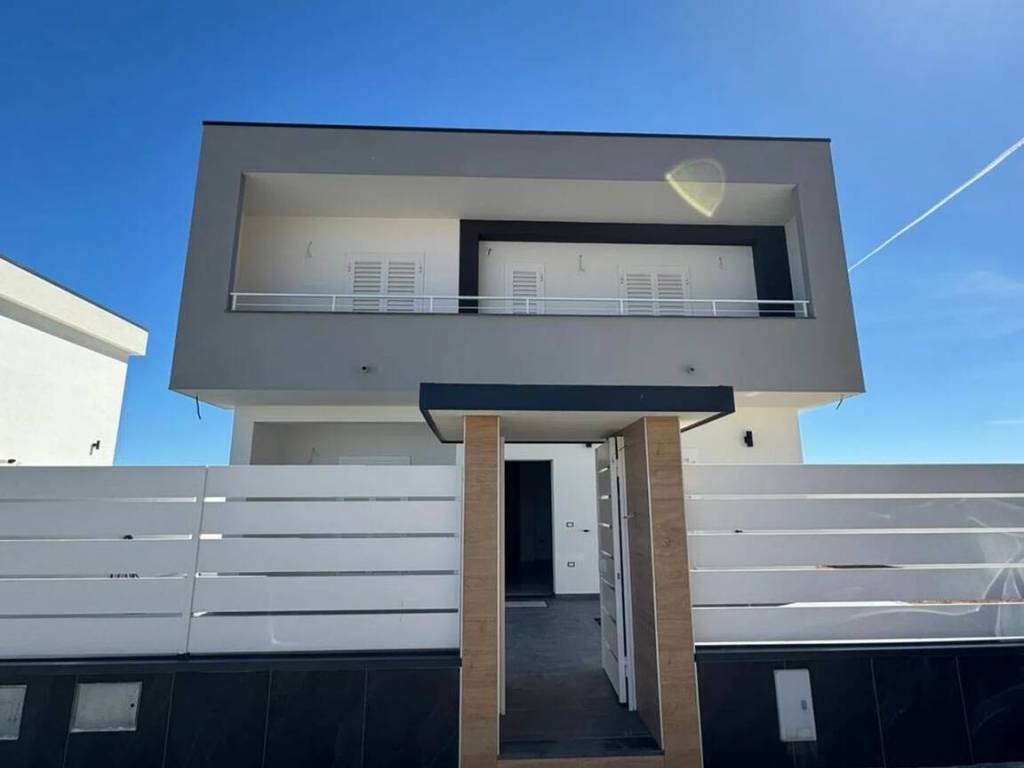 Villa a Villa literno in Viale Dei Mille, 5 - Foto 2