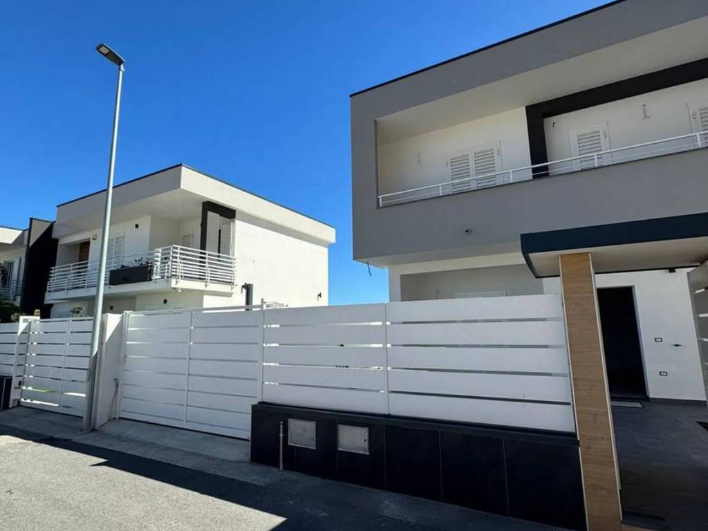 Villa a Villa literno in Viale Dei Mille, 5 - Foto 3