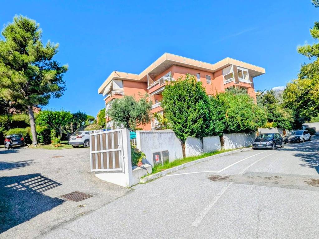Appartamento a Arenzano in Via della Pineta, 95 - Foto 2